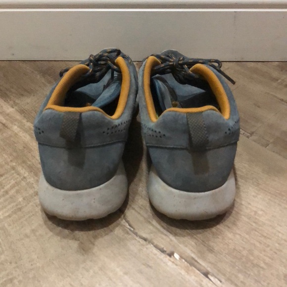 NIKE WOMEN'S ROSHE RUN SUEDE - Picture 4 of 6